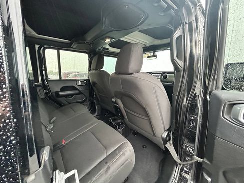 Used 2018 Jeep Wrangler Unlimited Sahara AWD/4WD image 15