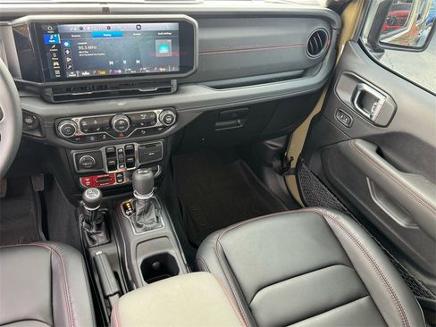 Used 2025 Jeep Wrangler Unlimited Rubicon image 15