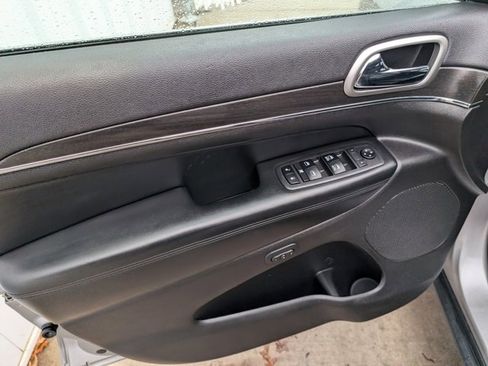 Used 2018 Jeep Grand Cherokee Limited image 8