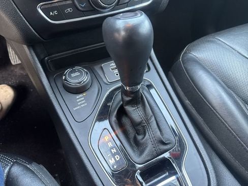 Used 2019 Jeep Cherokee Limited w/ Technology Group image 27