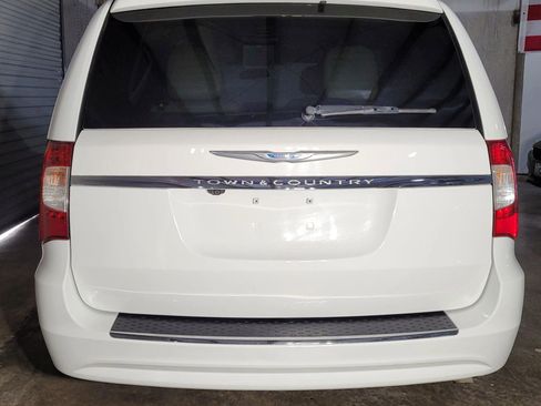 Used 2016 Chrysler Town & Country Touring image 8