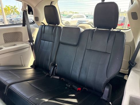 Used 2016 Chrysler Town & Country Touring FWD image 12