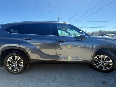 Used 2020 Toyota Highlander XLE AWD/4WD image 4