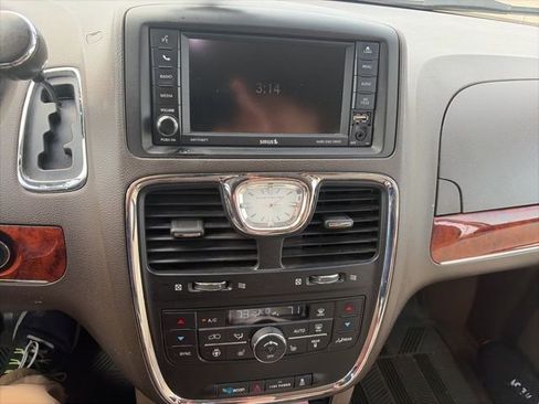 Used 2013 Chrysler Town & Country Touring-L w/ Driver Convenience Group FWD image 7