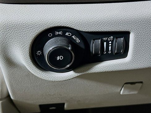 Used 2018 Chrysler Pacifica Touring-L Plus w/ Tire & Wheel Group image 10