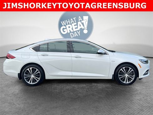 Used 2019 Buick Regal Essence w/ Driver Confidence Package I image 2