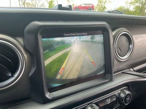 Used 2018 Jeep Wrangler Unlimited Sahara w/ Uconnect 4C Nav & Sound Group AWD/4WD image 30