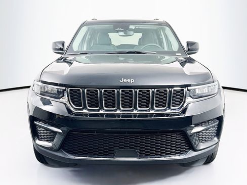 Used 2023 Jeep Grand Cherokee Laredo AWD/4WD image 2