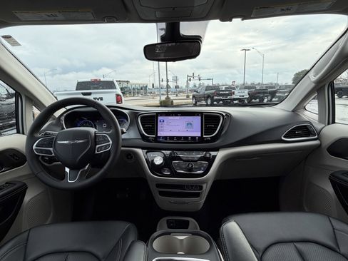 Used 2024 Chrysler Pacifica Touring-L image 12