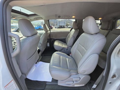 Used 2017 Toyota Sienna XLE image 16