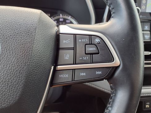 Used 2022 Toyota Highlander XLE AWD/4WD image 18
