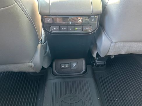 Certified 2022 Toyota Highlander Platinum image 38