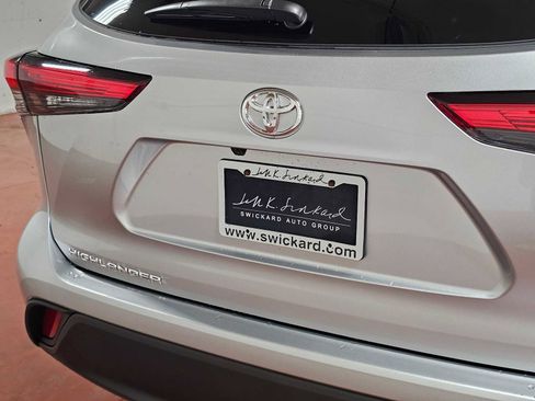 Used 2023 Toyota Highlander LE image 15