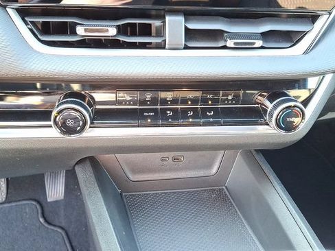 Used 2025 Chevrolet Equinox LT FWD image 11
