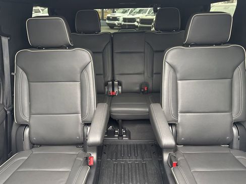 Used 2022 GMC Yukon SLT w/ SLT Premium Package image 17