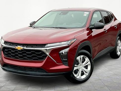 Used 2025 Chevrolet Trax LS FWD image 1