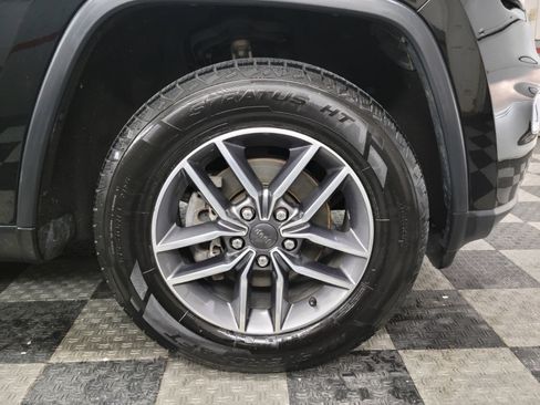 Used 2020 Jeep Grand Cherokee Laredo w/ 18" Wheel & 8.4" Radio Group image 28