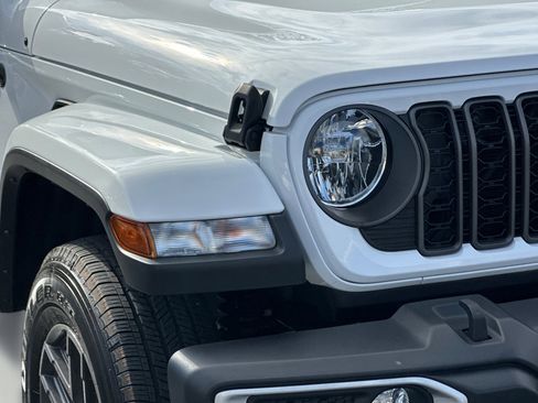 Used 2024 Jeep Gladiator Sport image 10