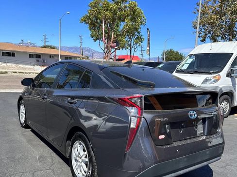 Used 2018 Toyota Prius Two w/ Prius Two Safety Plus Package FWD image 4