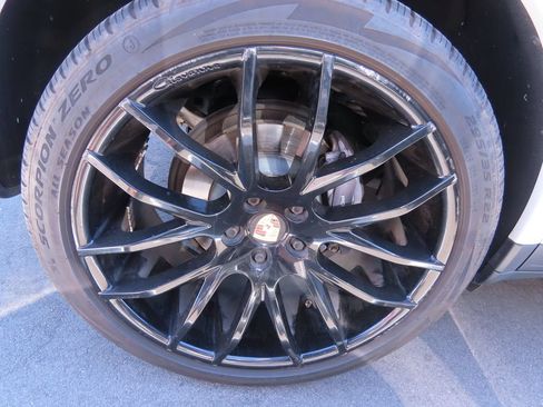 Used 2017 Porsche Cayenne AWD/4WD image 17