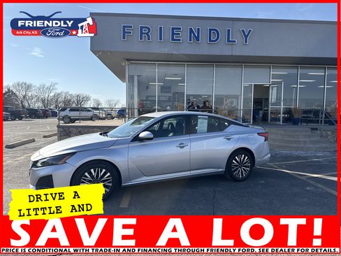 Used 2023 Nissan Altima 2.5 SV image 2