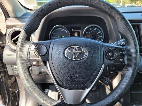 Used 2018 Toyota RAV4 LE AWD/4WD image 34