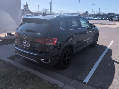 Used 2023 Volkswagen Taos SE w/ Panoramic Sunroof Package image 4