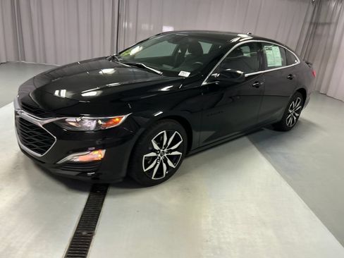 Used 2025 Chevrolet Malibu RS FWD image 3