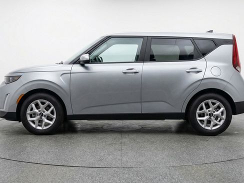 Used 2025 Kia Soul LX w/ LX Technology Package FWD image 5