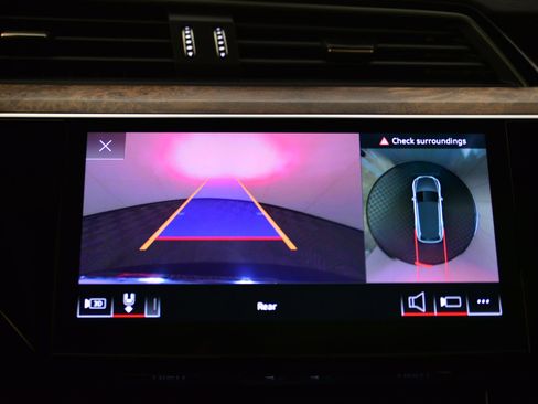 Certified 2023 Audi e-tron Premium Plus w/ Premium Plus Package AWD/4WD image 32