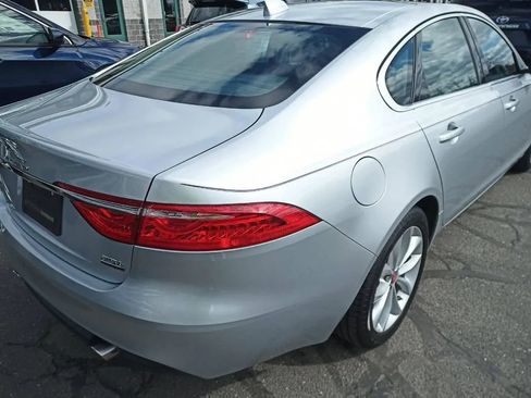 Used 2018 Jaguar XF Premium image 2