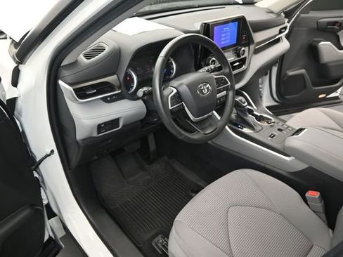 Used 2023 Toyota Highlander LE AWD/4WD image 6
