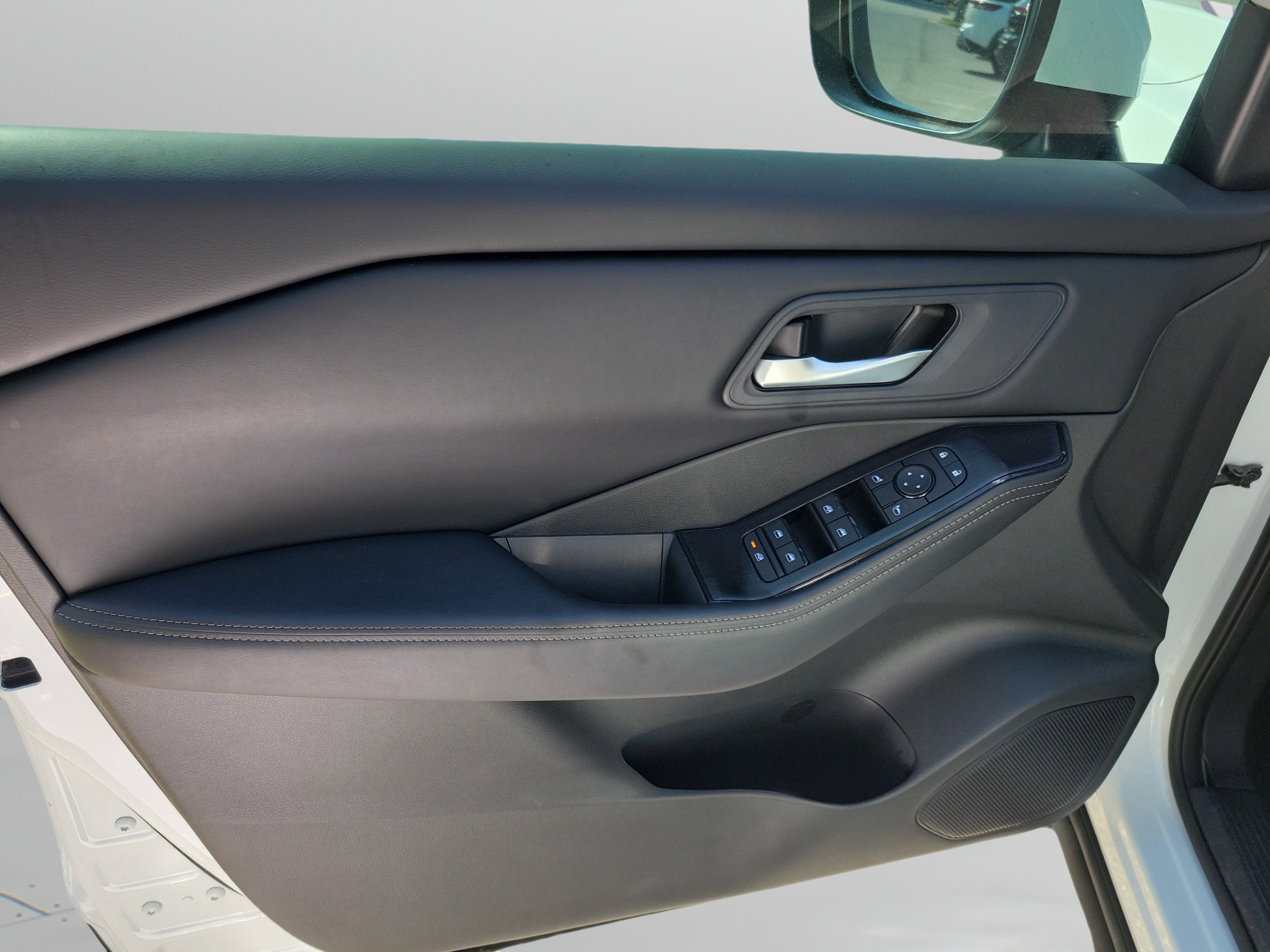 Certified 2026 Nissan Rogue SV FWD image 11