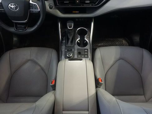 Certified 2025 Toyota Highlander Limited AWD/4WD image 29