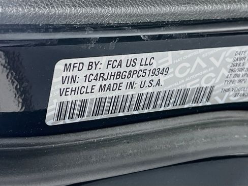 Used 2023 Jeep Grand Cherokee Limited w/ Black Appearance Package AWD/4WD image 31