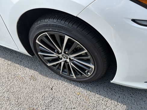 Used 2025 Lexus ES 350 w/ Premium Package FWD image 11