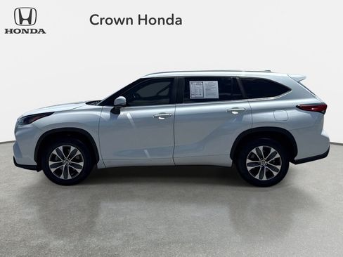 Used 2023 Toyota Highlander XLE FWD image 2