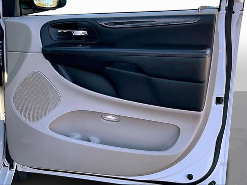 Used 2018 Dodge Grand Caravan SE w/ UConnect Hands-Free Group image 16