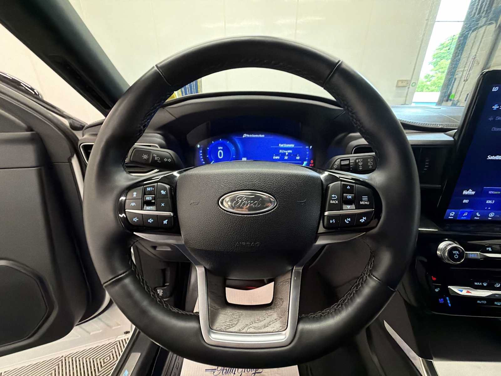 Used 2023 Ford Explorer Platinum w/ Technology Package AWD/4WD image 11