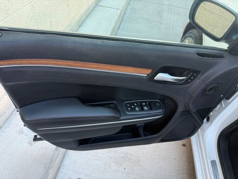 Used 2017 Chrysler 300 C Platinum RWD image 14