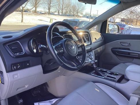 Used 2019 Kia Sedona EX image 4