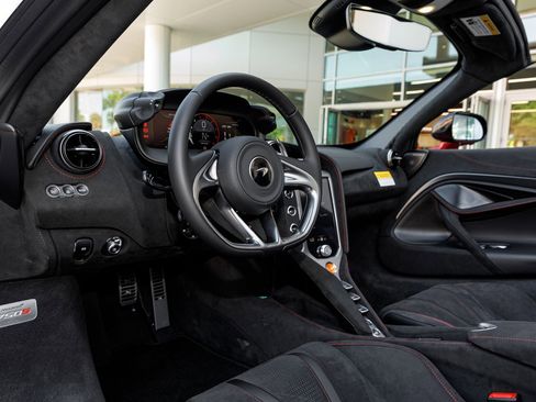 Used 2027 McLaren 750S Spider RWD image 44
