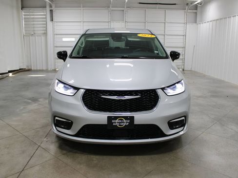 Used 2024 Chrysler Pacifica Touring-L image 3