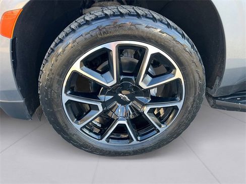 Used 2022 Chevrolet Suburban RST w/ Luxury Package image 9