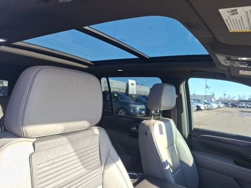 Used 2022 GMC Yukon XL SLT w/ SLT Premium Package image 11