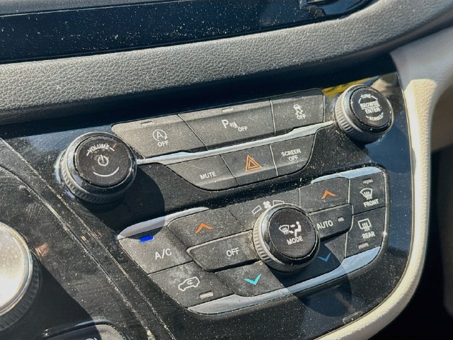 Used 2019 Chrysler Pacifica Touring-L FWD image 19