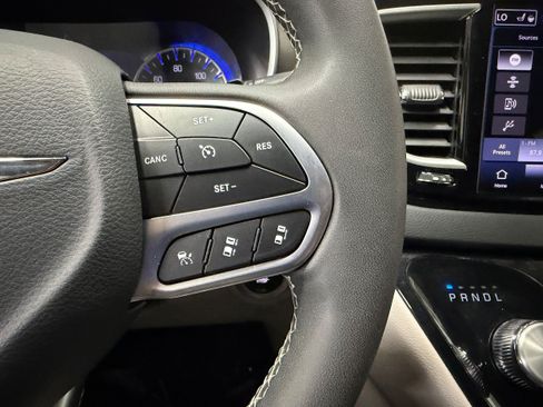 Used 2024 Chrysler Pacifica Touring-L FWD image 19