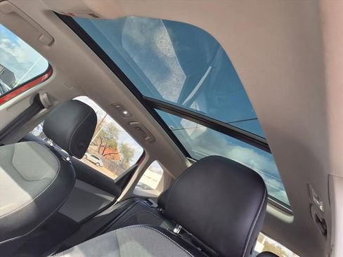 Used 2022 Volkswagen Taos SE w/ Panoramic Sunroof Package image 7