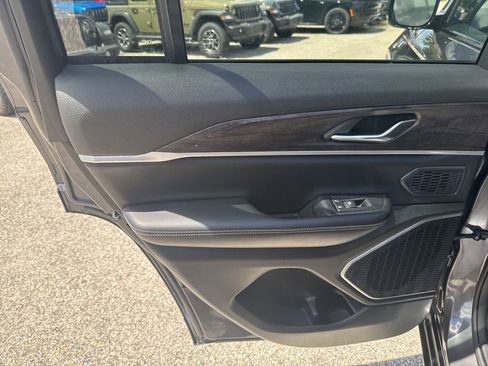 Certified 2023 Jeep Grand Cherokee Limited w/ Black Appearance Package image 7