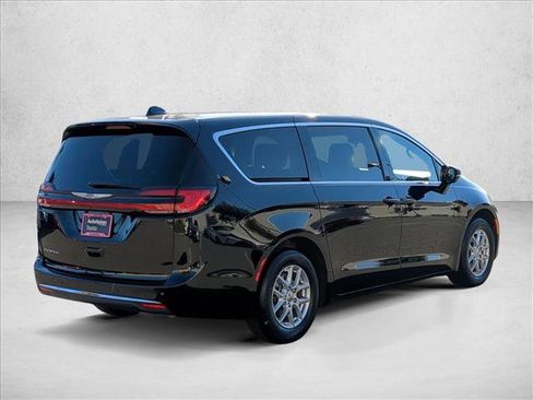 Used 2025 Chrysler Pacifica Select image 5